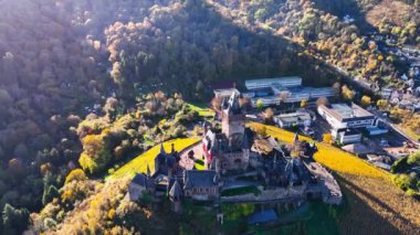 Hava aracı görüntüsü, sonbahar ortaçağ şatosu Cochem. Şarap bölgesi Mosel Valley, Almanya, 7 Ağustos 2024. Yüksek kalite 4k görüntü