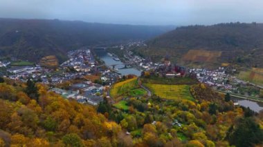 Hava aracı görüntüsü, sonbahar ortaçağ şatosu Cochem. Şarap bölgesi Mosel Valley, Almanya, 7 Ağustos 2024. Yüksek kalite 4k görüntü