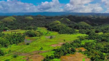 Hava aracı görüntüsü Chocolate Hills ve Rice Terraces Bohol Adası, Filipinler. Yüksek kalite 4k görüntü