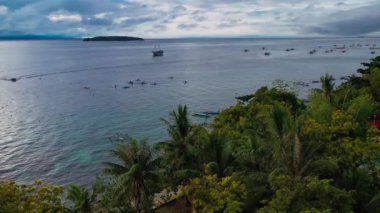 Filipinler, gün batımında Bohol Adası 'nın tropikal kıyı şeridine insansız hava aracı görüntüsü. Yüksek kalite 4k görüntü