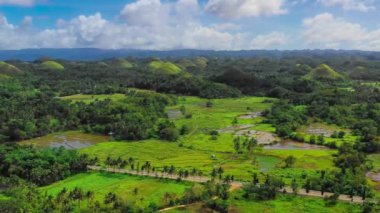 Hava aracı görüntüsü Chocolate Hills ve Rice Terraces Bohol Adası, Filipinler. Yüksek kalite 4k görüntü