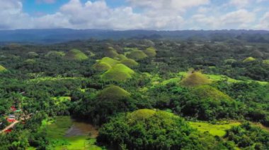 Hava aracı görüntüsü Chocolate Hills ve Rice Terraces Bohol Adası, Filipinler. Yüksek kalite 4k görüntü