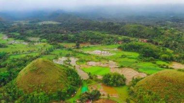 Hava aracı görüntüsü Chocolate Hills ve Rice Terraces Bohol Adası, Filipinler. Yüksek kalite 4k görüntü