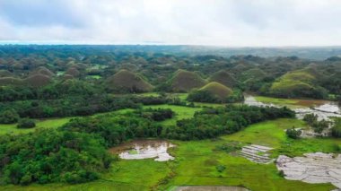 Hava aracı görüntüsü Chocolate Hills ve Rice Terraces Bohol Adası, Filipinler. Yüksek kalite 4k görüntü