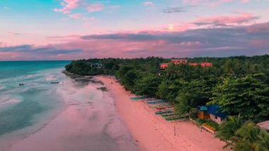 Filipinler, gün batımında Bohol Adası 'nın tropikal kıyı şeridine insansız hava aracı görüntüsü. Yüksek kalite 4k görüntü