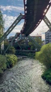Wuppertal Askılık Demiryolu 'nun üst geçidinde raylı vagon hareket ediyor. Wuppertal, Kuzey Ren Vestfalya 'daki toplu taşıma metropolü, Almanya 29 Temmuz 2024. Yüksek kalite 4k görüntü