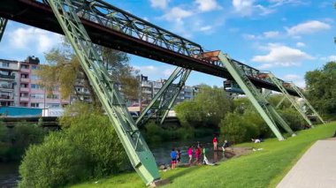 Wuppertal Askılık Demiryolu 'nun üst geçidinde raylı vagon hareket ediyor. Wuppertal, Kuzey Ren Vestfalya 'daki toplu taşıma metropolü, Almanya 29 Temmuz 2024. Yüksek kalite 4k görüntü