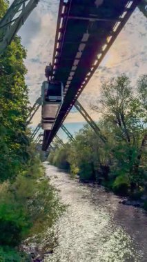 Wuppertal Askılık Demiryolu 'nun üst geçidinde raylı vagon hareket ediyor. Wuppertal, Kuzey Ren Vestfalya 'daki toplu taşıma metropolü, Almanya 29 Temmuz 2024. Yüksek kalite 4k görüntü