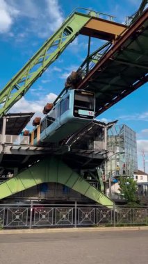 Wuppertal Askılık Demiryolu 'nun üst geçidinde raylı vagon hareket ediyor. Wuppertal, Kuzey Ren Vestfalya 'daki toplu taşıma metropolü, Almanya 29 Temmuz 2024. Yüksek kalite 4k görüntü