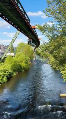 Wuppertal Askılık Demiryolu 'nun üst geçidinde raylı vagon hareket ediyor. Wuppertal, Kuzey Ren Vestfalya 'daki toplu taşıma metropolü, Almanya 29 Temmuz 2024. Yüksek kalite 4k görüntü