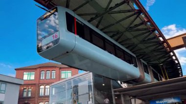 Wuppertal Askılık Demiryolu 'nun üst geçidinde raylı vagon hareket ediyor. Wuppertal, Kuzey Ren Vestfalya 'daki toplu taşıma metropolü, Almanya 29 Temmuz 2024. Yüksek kalite 4k görüntü