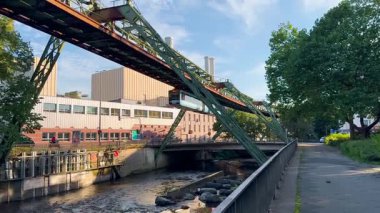 Wuppertal Askılık Demiryolu 'nun üst geçidinde raylı vagon hareket ediyor. Wuppertal, Kuzey Ren Vestfalya 'daki toplu taşıma metropolü, Almanya 29 Temmuz 2024. Yüksek kalite 4k görüntü
