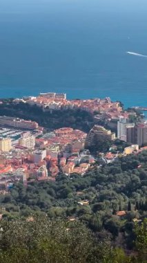 Monako Prensliği 'nin havadan görünüşü, Monte Carlo, Ligurya Deniz Kıyısı. Yüksek kalite 4k görüntü