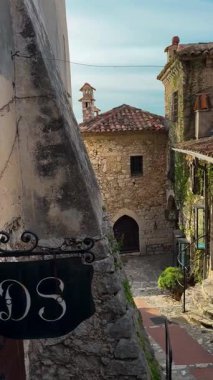 27 Şubat 2025 'te Eze Provence, Alps, Cote dAzur France adlı ortaçağ köyünün sokaklarında yürürken. Yüksek kalite 4k görüntü