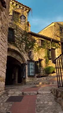 27 Şubat 2025 'te Eze Provence, Alps, Cote dAzur France adlı ortaçağ köyünün sokaklarında yürürken. Yüksek kalite 4k görüntü