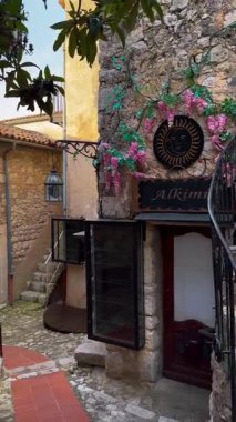 27 Şubat 2025 'te Eze Provence, Alps, Cote dAzur France adlı ortaçağ köyünün sokaklarında yürürken. Yüksek kalite 4k görüntü