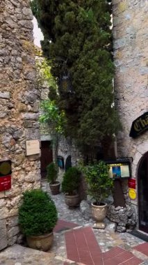 27 Şubat 2025 'te Eze Provence, Alps, Cote dAzur France adlı ortaçağ köyünün sokaklarında yürürken. Yüksek kalite 4k görüntü