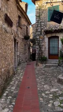 27 Şubat 2025 'te Eze Provence, Alps, Cote dAzur France adlı ortaçağ köyünün sokaklarında yürürken. Yüksek kalite 4k görüntü
