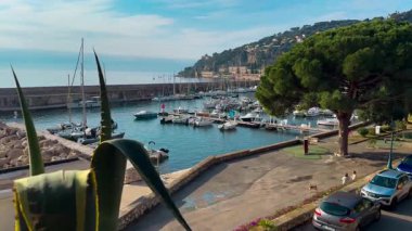 Turkuaz deniz panoramik manzarası, renkli evler, marina ve kıyı şeridi Provence-Alpes-Cote dAzur, Fransa 27 Şubat 2025. Yüksek kalite 4k görüntü