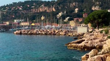 Turkuaz deniz panoramik manzarası, renkli evler, marina ve kıyı şeridi Provence-Alpes-Cote dAzur, Fransa 27 Şubat 2025. Yüksek kalite 4k görüntü