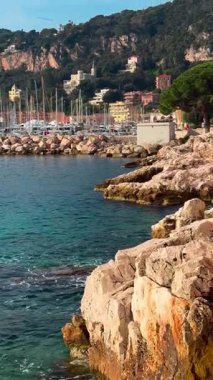 Turkuaz deniz panoramik manzarası, renkli evler, marina ve kıyı şeridi Provence-Alpes-Cote dAzur, Fransa 27 Şubat 2025. Yüksek kalite 4k görüntü