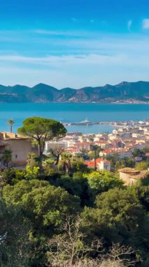 Turkuaz deniz manzarası, renkli evler, marina ve liman manzarası Cote dAzur France, Provence, Alps. Yüksek kalite 4k görüntü