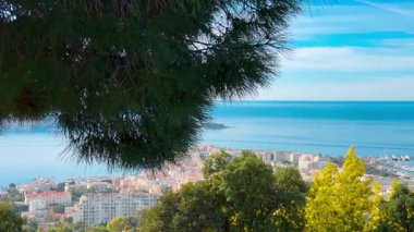 Turkuaz deniz manzarası, renkli evler, marina ve liman manzarası Cote dAzur France, Provence, Alps. Yüksek kalite 4k görüntü