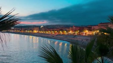 Fransız Rivierası. Nice sahilinde gün batımı, Provence-Alpes-Cote dAzur, Fransa 27 Şubat 2025. Yüksek kalite 4k görüntü