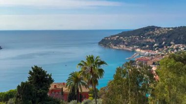 Turkuaz deniz manzarası, renkli evler, marina ve liman manzarası Cote dAzur France, Provence, Alps. Yüksek kalite 4k görüntü