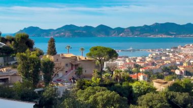 Turkuaz deniz manzarası, renkli evler, marina ve liman manzarası Cote dAzur France, Provence, Alps. Yüksek kalite 4k görüntü