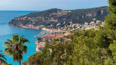 Turkuaz deniz manzarası, renkli evler, marina ve liman manzarası Cote dAzur France, Provence, Alps. Yüksek kalite 4k görüntü