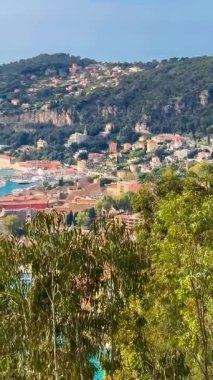 Turkuaz deniz manzarası, renkli evler, marina ve liman manzarası Cote dAzur France, Provence, Alps. Yüksek kalite 4k görüntü