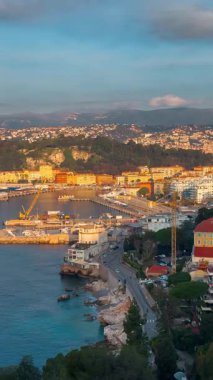 Fransız Rivierası. Nice, Provence-Alpes-Cote dAzur 'daki deniz manzarası. Fransa' nın en kaliteli 4K görüntüleri.