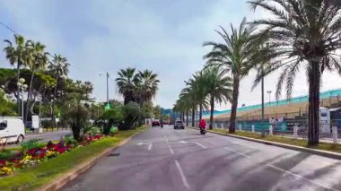  Fransız Rivierası. 27 Şubat 2025 'te Fransa' nın Nice kentindeki Provence-Alpes-Cote dAzur 'daki Promenade des Anglais' te hareket halindeki bir araçtan görüntü. Yüksek kalite 4k görüntü