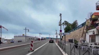  Fransız Rivierası. 27 Şubat 2025 'te Fransa' nın Nice kentindeki Provence-Alpes-Cote dAzur 'daki Promenade des Anglais' te hareket halindeki bir araçtan görüntü. Yüksek kalite 4k görüntü