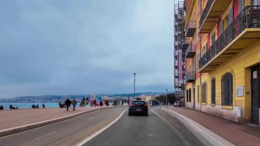  Fransız Rivierası. 27 Şubat 2025 'te Fransa' nın Nice kentindeki Provence-Alpes-Cote dAzur 'daki Promenade des Anglais' te hareket halindeki bir araçtan görüntü. Yüksek kalite 4k görüntü