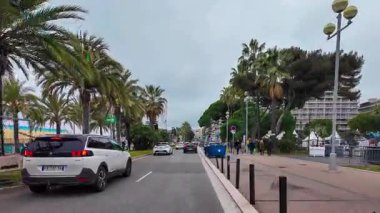  Fransız Rivierası. 27 Şubat 2025 'te Fransa' nın Nice kentindeki Provence-Alpes-Cote dAzur 'daki Promenade des Anglais' te hareket halindeki bir araçtan görüntü. Yüksek kalite 4k görüntü