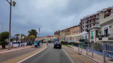  Fransız Rivierası. 27 Şubat 2025 'te Fransa' nın Nice kentindeki Provence-Alpes-Cote dAzur 'daki Promenade des Anglais' te hareket halindeki bir araçtan görüntü. Yüksek kalite 4k görüntü