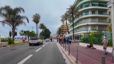  Fransız Rivierası. 27 Şubat 2025 'te Fransa' nın Nice kentindeki Provence-Alpes-Cote dAzur 'daki Promenade des Anglais' te hareket halindeki bir araçtan görüntü. Yüksek kalite 4k görüntü