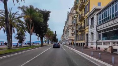  Fransız Rivierası. 27 Şubat 2025 'te Fransa' nın Nice kentindeki Provence-Alpes-Cote dAzur 'daki Promenade des Anglais' te hareket halindeki bir araçtan görüntü. Yüksek kalite 4k görüntü