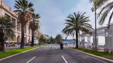  Fransız Rivierası. 27 Şubat 2025 'te Fransa' nın Nice kentindeki Provence-Alpes-Cote dAzur 'daki Promenade des Anglais' te hareket halindeki bir araçtan görüntü. Yüksek kalite 4k görüntü