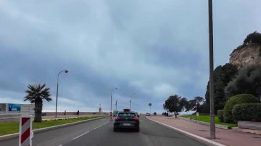  Fransız Rivierası. 27 Şubat 2025 'te Fransa' nın Nice kentindeki Provence-Alpes-Cote dAzur 'daki Promenade des Anglais' te hareket halindeki bir araçtan görüntü. Yüksek kalite 4k görüntü