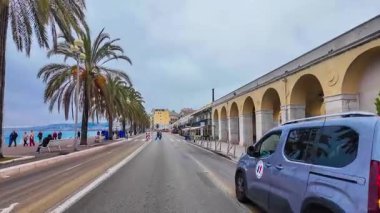 Fransız Rivierası. 27 Şubat 2025 'te Fransa' nın Nice kentindeki Provence-Alpes-Cote dAzur 'daki Promenade des Anglais' te hareket halindeki bir araçtan görüntü. Yüksek kalite 4k görüntü