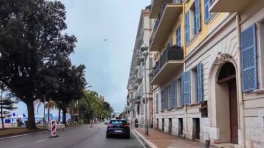  Fransız Rivierası. 27 Şubat 2025 'te Fransa' nın Nice kentindeki Provence-Alpes-Cote dAzur 'daki Promenade des Anglais' te hareket halindeki bir araçtan görüntü. Yüksek kalite 4k görüntü