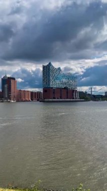 Tarih sokakları, nehir kanalları, Hamburg, Almanya 'nın köprüleri ve mimarisi 18 Mayıs 2025. Yüksek kalite 4k görüntü