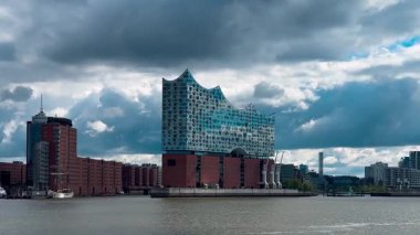 Tarih sokakları, nehir kanalları, Hamburg, Almanya 'nın köprüleri ve mimarisi 18 Mayıs 2025. Yüksek kalite 4k görüntü