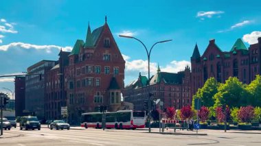 Tarih sokakları, nehir kanalları, Hamburg, Almanya 'nın köprüleri ve mimarisi 18 Mayıs 2025. Yüksek kalite 4k görüntü