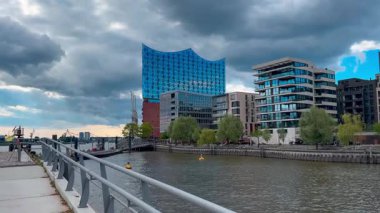 Tarih sokakları, nehir kanalları, Hamburg, Almanya 'nın köprüleri ve mimarisi 18 Mayıs 2025. Yüksek kalite 4k görüntü