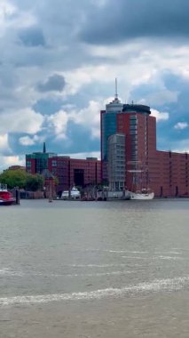 Tarih sokakları, nehir kanalları, Hamburg, Almanya 'nın köprüleri ve mimarisi 18 Mayıs 2025. Yüksek kalite 4k görüntü