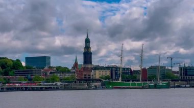 Tarih sokakları, nehir kanalları, Hamburg, Almanya 'nın köprüleri ve mimarisi 18 Mayıs 2025. Yüksek kalite 4k görüntü